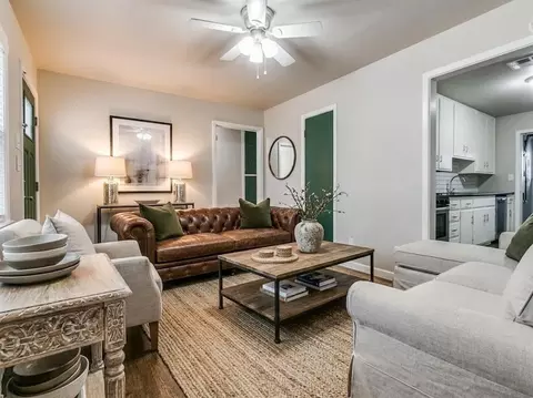 Living - 910 N Creston Way, Norman, OK 73071 photo 2 of 4