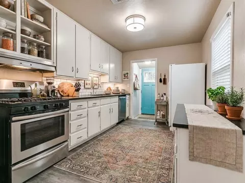 Kitchen - 910 N Creston Way, Norman, OK 73071 photo 2 of 5