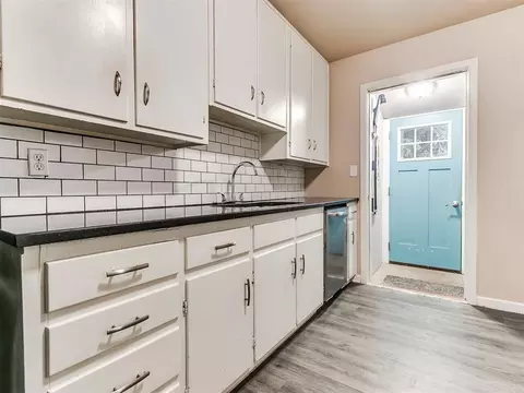 Kitchen - 910 N Creston Way, Norman, OK 73071 photo 4 of 5