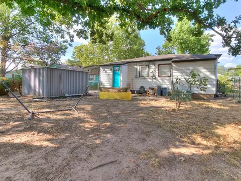 Exterior - 910 N Creston Way, Norman, OK 73071 photo 4 of 5