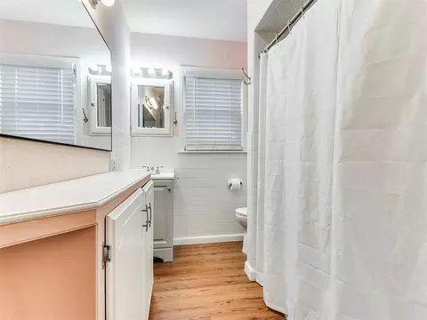 Bath - 910 N Creston Way, Norman, OK 73071 photo 2 of 3