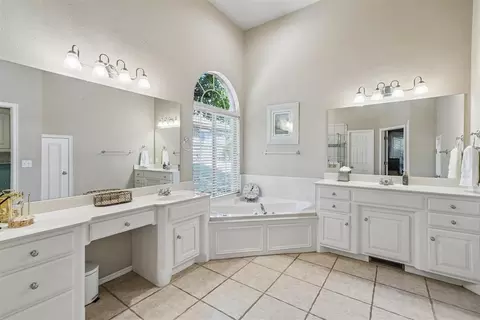 Bath - 3517 River Downs Dr, Edmond, OK 73034 photo 3 of 5