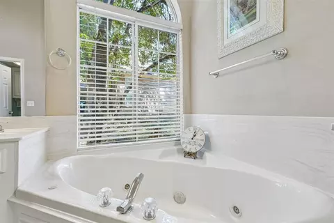 Bath - 3517 River Downs Dr, Edmond, OK 73034 photo 4 of 5
