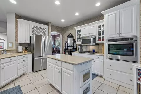 Kitchen - 3517 River Downs Dr, Edmond, OK 73034 photo 2 of 2