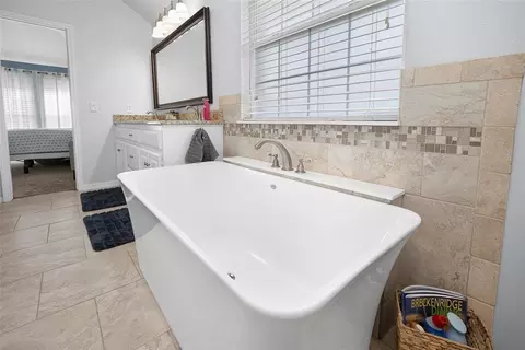 Bath - 2917 Glasgow Dr, Norman, OK 73072 photo 4 of 5