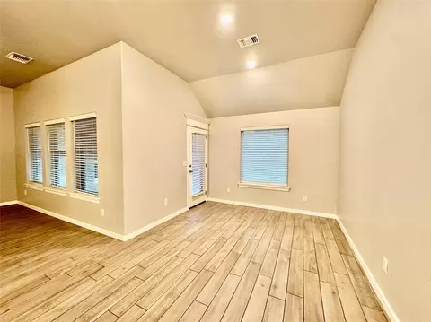 Living - 5401 Riverrun Ct, Arcadia, OK 73007 photo 7 of 8