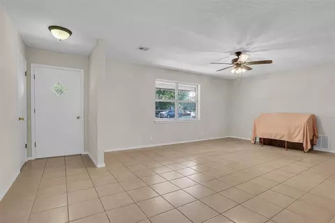 Living - 117 E 4th St, Erick, OK 73645 photo 1 of 3