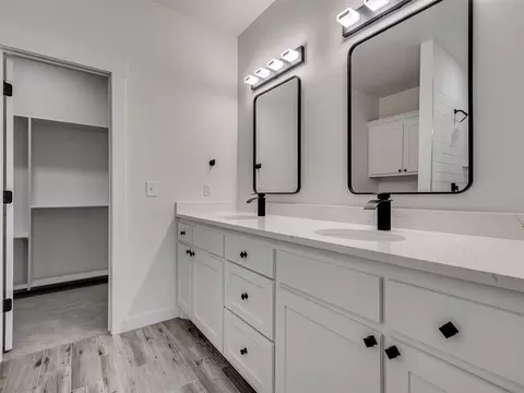 Bath - 5113 Brooke Rd, Tuttle, OK 73089 photo 4 of 6