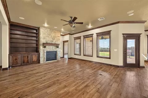 Living - 608 Edgewood Rd St, Canute, OK 73626 photo 4 of 10