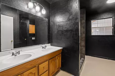 Bath - 21201 Montgomery Dr, Mcloud, OK 74851 photo 1 of 3