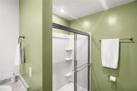 Bath - 1225 Corner Brook Dr, Purcell, OK 73080 photo 4 of 6