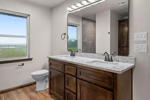 Bath - 5374 Turning Point Ln, Davis, OK 73030 photo 2 of 3