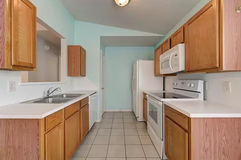 Kitchen - 1209 Briar Patch Way, Norman, OK 73071 photo 3 of 6