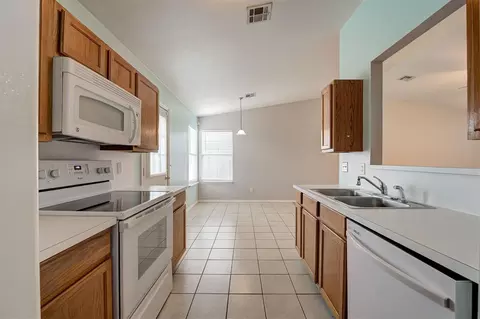 Kitchen - 1209 Briar Patch Way, Norman, OK 73071 photo 4 of 6