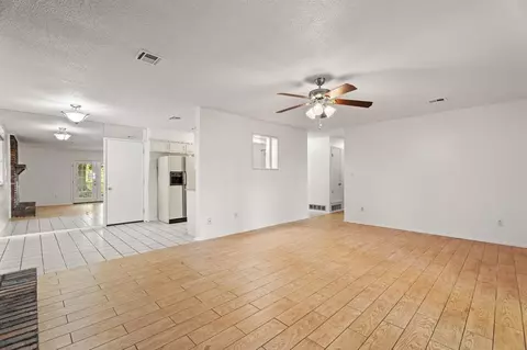 Living - 3805 N Eagle Ln, Bethany, OK 73008 photo 6 of 7