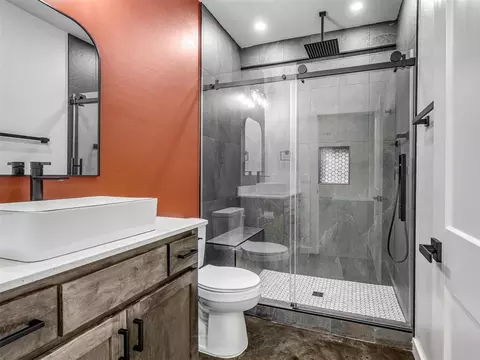 Bath - 14 Hackney Dr, Mcloud, OK 74851 photo 2 of 4