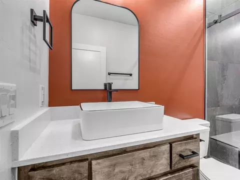 Bath - 14 Hackney Dr, Mcloud, OK 74851 photo 3 of 4