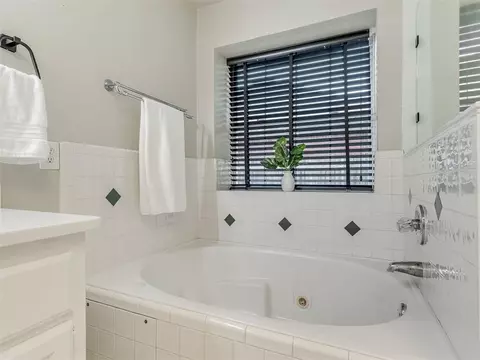 Bath - 4932 Baker St, Norman, OK 73072 photo 2 of 6