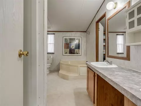 Bath - 8990 E Tecumseh Rd, Norman, OK 73026 photo 2 of 4