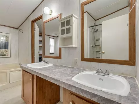 Bath - 8990 E Tecumseh Rd, Norman, OK 73026 photo 3 of 4