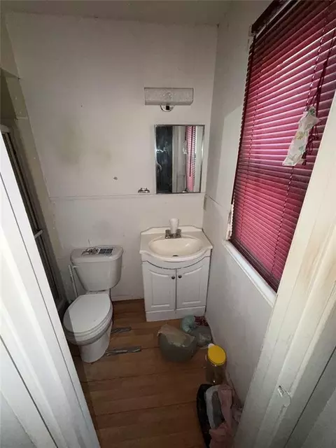 Bath - 502 S Noble Ave, Watonga, OK 73772 photo 2 of 2