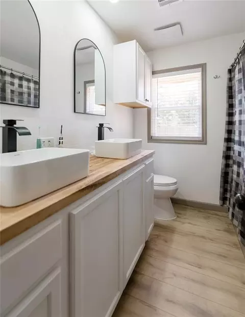 Bath - 409 S Cedar Ave, Erick, OK 73645 photo 1 of 1