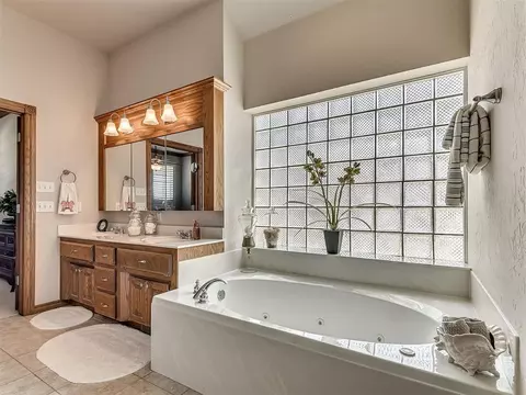 Bath - 7903 Scotch Ln, Tuttle, OK 73089 photo 3 of 4
