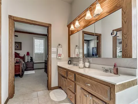 Bath - 7903 Scotch Ln, Tuttle, OK 73089 photo 2 of 4