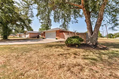 Exterior - 1073 Harrison St, Harrah, OK 73045 photo 3 of 9