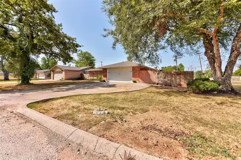 Exterior - 1073 Harrison St, Harrah, OK 73045 photo 2 of 9