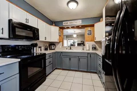 Kitchen - 1073 Harrison St, Harrah, OK 73045 photo 3 of 6