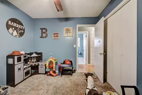 Bedroom - 1073 Harrison St, Harrah, OK 73045 photo 5 of 6