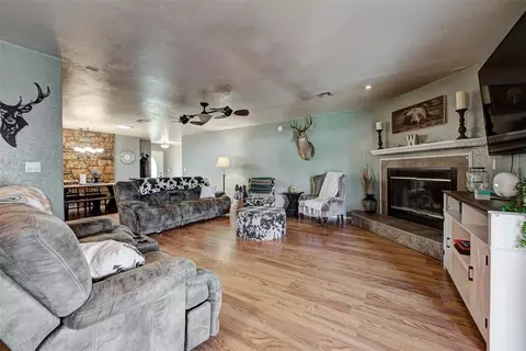 Living - 1073 Harrison St, Harrah, OK 73045 photo 4 of 5