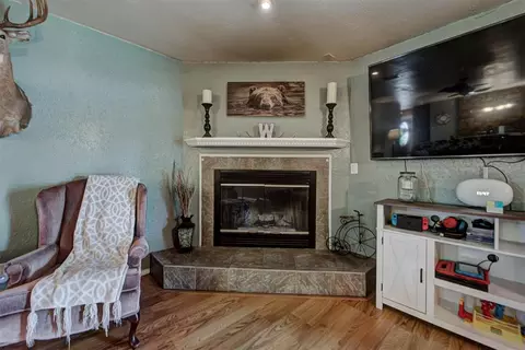 Living - 1073 Harrison St, Harrah, OK 73045 photo 2 of 5
