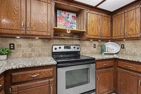 Kitchen - 1908 Gray Fox Dr, Edmond, OK 73003 photo 3 of 4