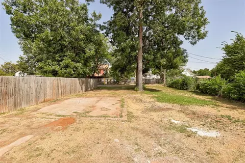 Exterior - 414 E Perkins Ave, Guthrie, OK 73044 photo 4 of 7