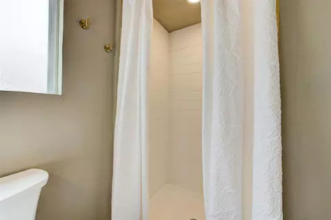 Bath - 414 E Perkins Ave, Guthrie, OK 73044 photo 5 of 5