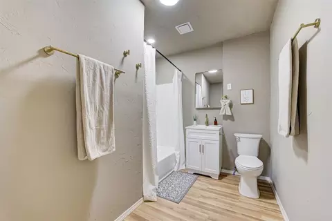 Bath - 414 E Perkins Ave, Guthrie, OK 73044 photo 1 of 5