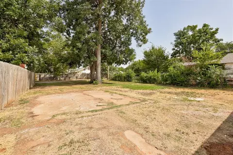 Exterior - 414 E Perkins Ave, Guthrie, OK 73044 photo 5 of 7