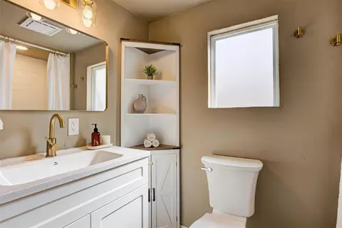Bath - 414 E Perkins Ave, Guthrie, OK 73044 photo 4 of 5
