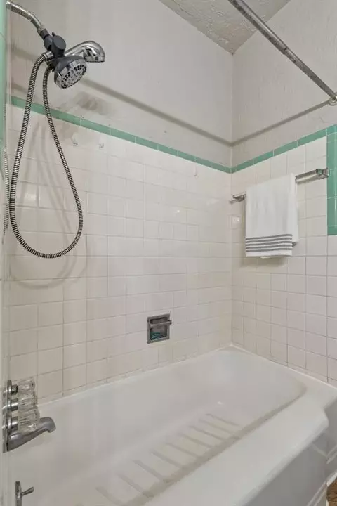Bath - 401 E Van Buren St, Crescent, OK 73028 photo 5 of 5