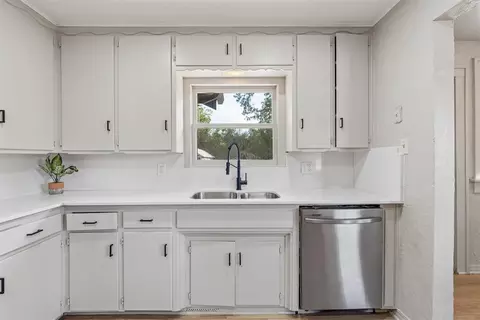Kitchen - 401 E Van Buren St, Crescent, OK 73028 photo 4 of 5