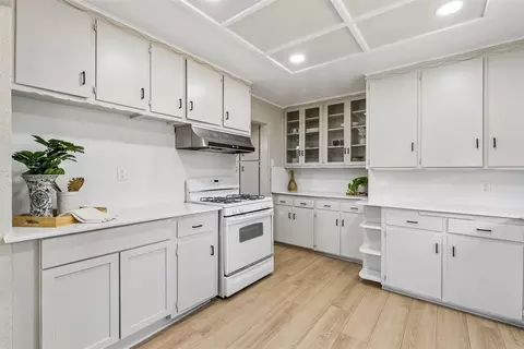 Kitchen - 401 E Van Buren St, Crescent, OK 73028 photo 5 of 5