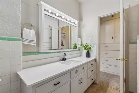 Bath - 401 E Van Buren St, Crescent, OK 73028 photo 2 of 5