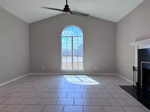 Living - 2932 Laurel Cir, Altus, OK 73521 photo 3 of 3