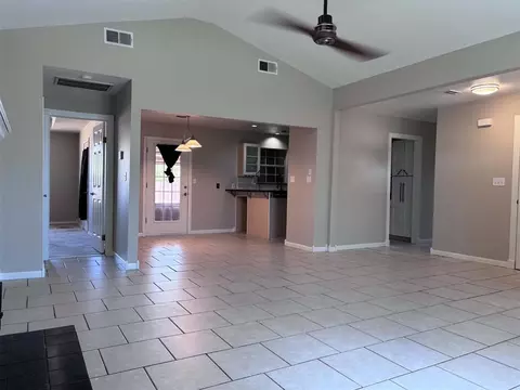Living - 2932 Laurel Cir, Altus, OK 73521 photo 2 of 3