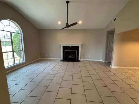 Living - 2932 Laurel Cir, Altus, OK 73521 photo 1 of 3