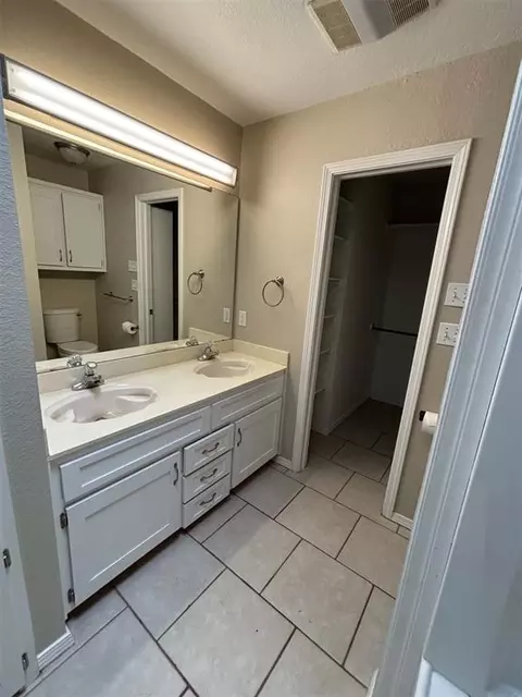 Bath - 2932 Laurel Cir, Altus, OK 73521 photo 1 of 2