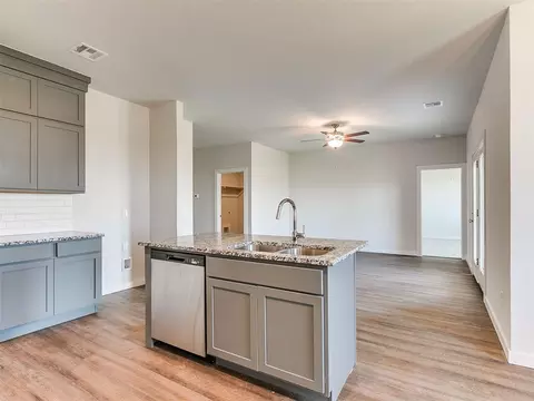 Kitchen - 1713 Oak Way, Tuttle, OK 73089 photo 4 of 10