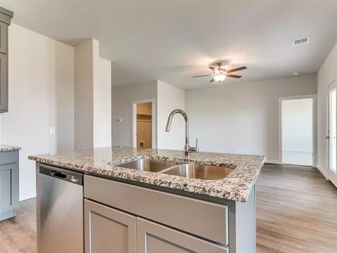 Kitchen - 1713 Oak Way, Tuttle, OK 73089 photo 5 of 10